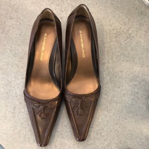 Pointy kitten size heel.